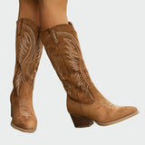 Elena - Botas Bordadas Occidentales en Ante Marrón de Moda