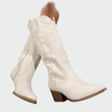 Elena - Botas Bordadas Occidentales en Ante Marrón de Moda