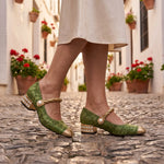 Angustias: mary jane jacquard con perla, color verde, puestos en los pies sobre empedrado de Granada
