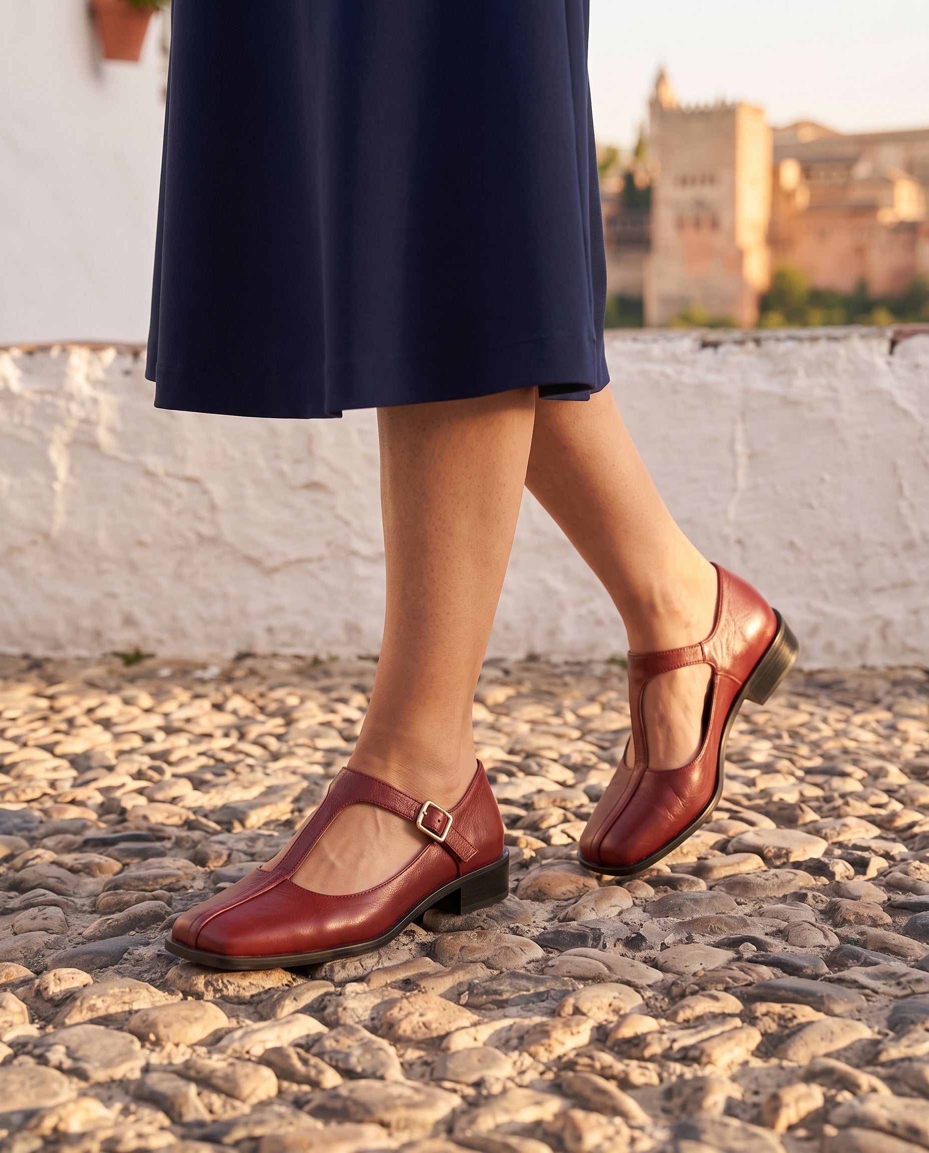 Azucena: bailarinas mary jane cuadradas, color rojo, puestos en los pies sobre empedrado de Granada