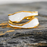 Anillo Abierto con Diseño de Espiral en Oro Blanco Esmaltado