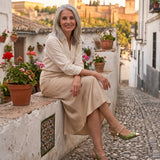Cayetana: zapatos destalonados con perla, color verde, look puesto en el Albaicín de Granada