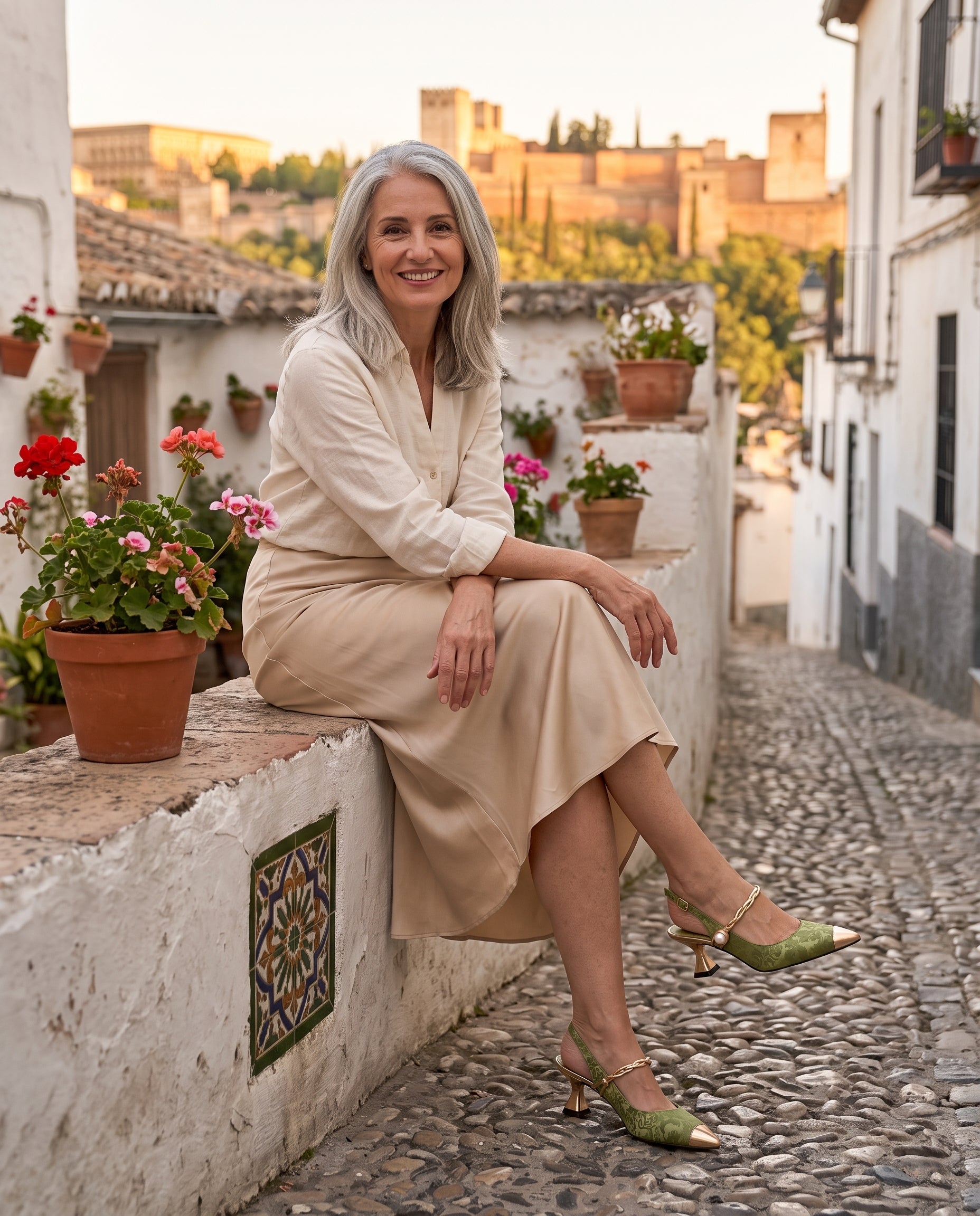 Cayetana: zapatos destalonados con perla, color verde, look puesto en el Albaicín de Granada