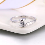 Anillo con Barra Curva en Plata y Brillante Diamante en el Centro