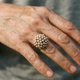 Anillo con revestimientos de perlas