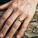 Anillo con brillantes incrustaciones de oro