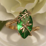 Anillo con piedra preciosa verde y libélula