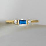 Impresionante anillo azul con centro brillante