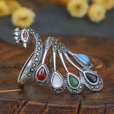 Anillo étnico en plata con piedras preciosas multicolores y un hermoso pavo real