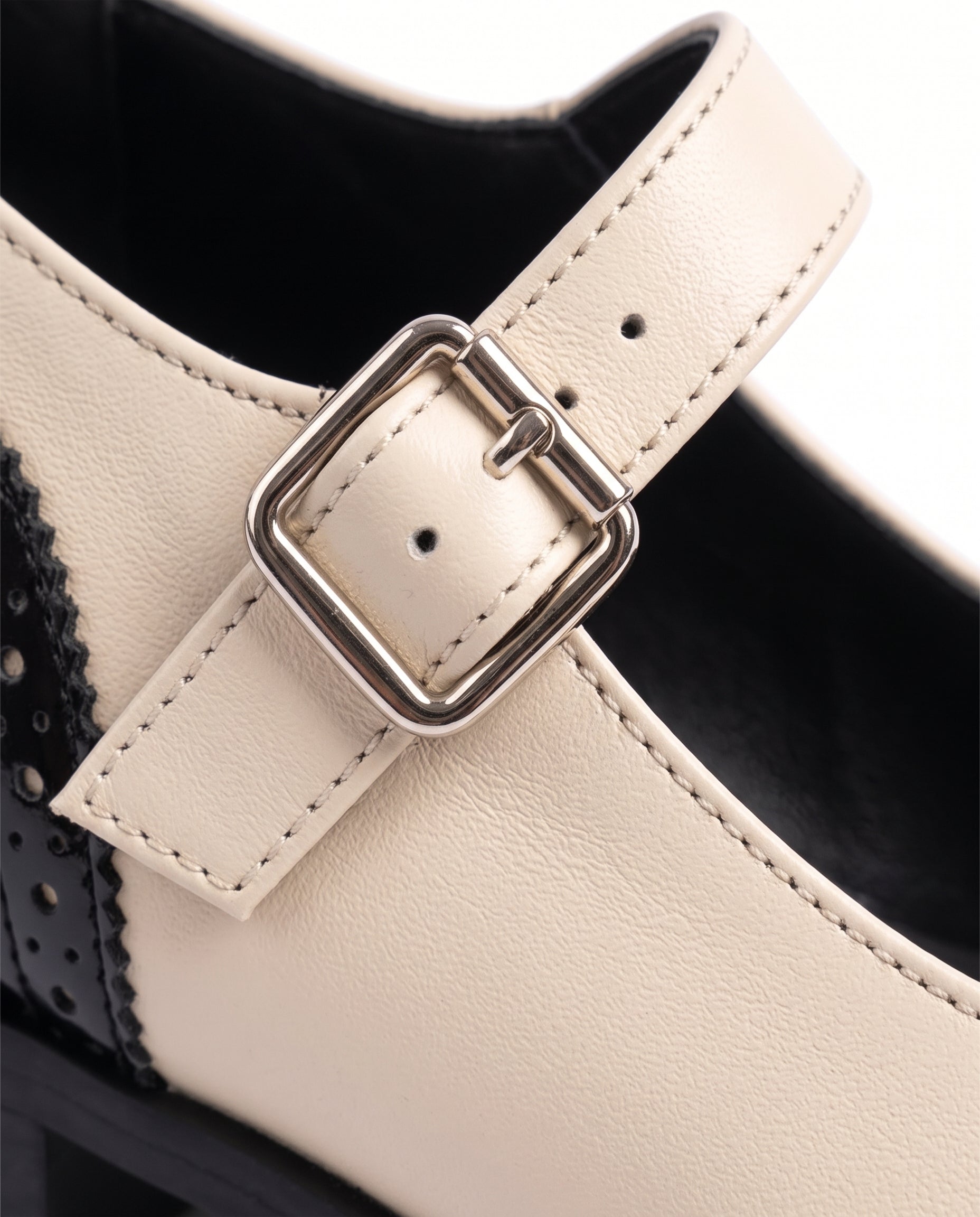 Gema: mary jane bicolor de charol, color negro, detalle