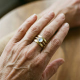 Anillo Retro en Oro con Piedras de Luna Incorporadas
