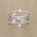 Anillo retro de plata con incrustaciones de margaritas