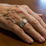 Anillo retro de plata con capas brillantes