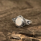 Anillo retro de plata con flores y ópalo