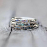 Anillo retro de plata con piedras azules en capas