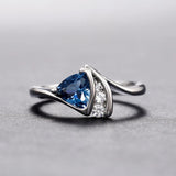 Anillo retro de plata con piedra azul triangular