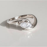 Anillo retro de plata ondulada con zirconia