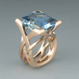 Anillo retro en oro rosa con zirconio azul