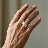 Anillo retro dorado con incrustaciones de perlas