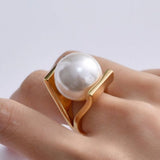 Anillo retro dorado con incrustaciones de perlas