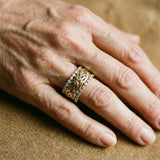 Anillo trenzado retro de oro con circonitas