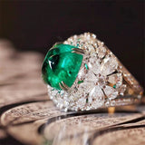 Anillo retro con flores, piedra verde y diamantes