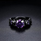 Anillo redondo retro negro con preciosa piedra púrpura y diseño intrincado