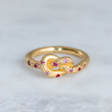 Anillo retro rosa con nudo dorado