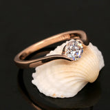 Anillo retro de oro rosa con piedra central y diamantes redondos