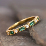 Anillo retro de oro rosa con zirconia verde