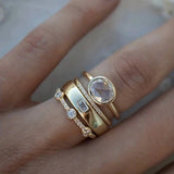 Conjunto de anillos retro en oro con circonita