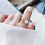 Anillo Ajustable con Flor Silvestre y Zirconia en Oro