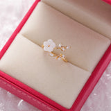 Anillo Ajustable con Flor Silvestre y Zirconia en Oro