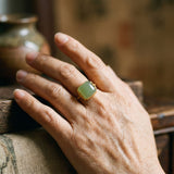 Anillo retro ajustable en oro con jade verde