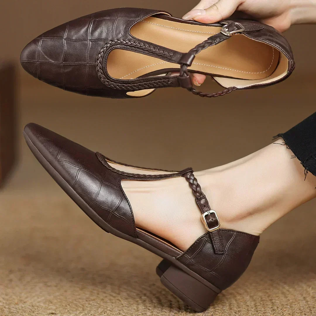 Greta – Zapatos de piel con tira en T y detalle trenzado