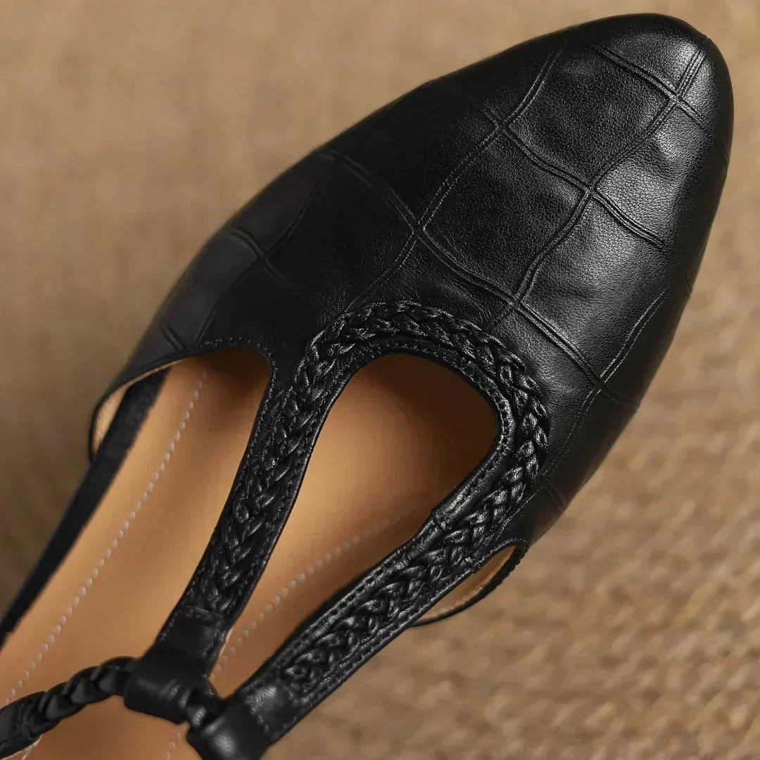 Greta – Zapatos de piel con tira en T y detalle trenzado