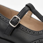 Susana: zapatos tira en t brogue, color negro, detalle