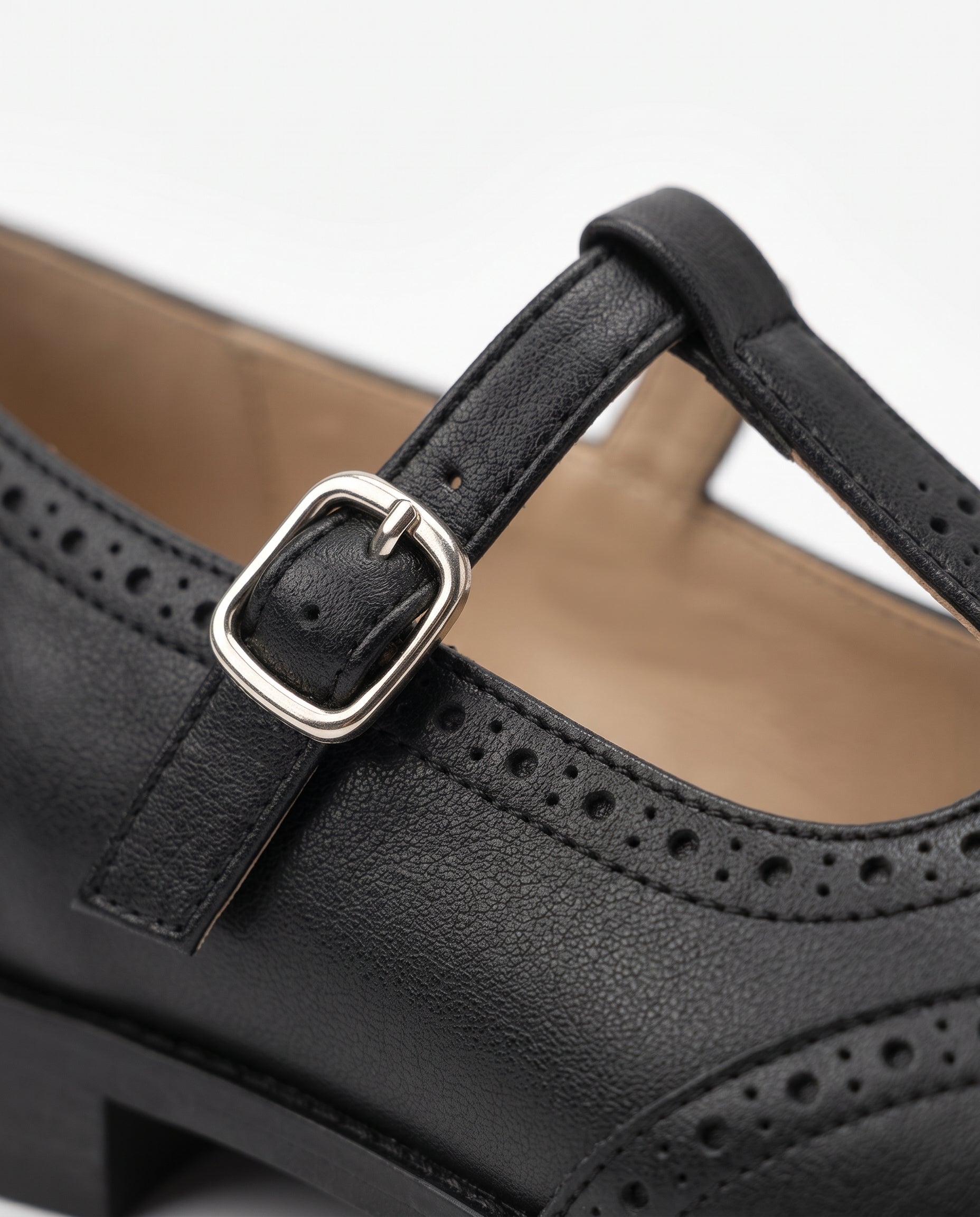 Susana: zapatos tira en t brogue, color negro, detalle