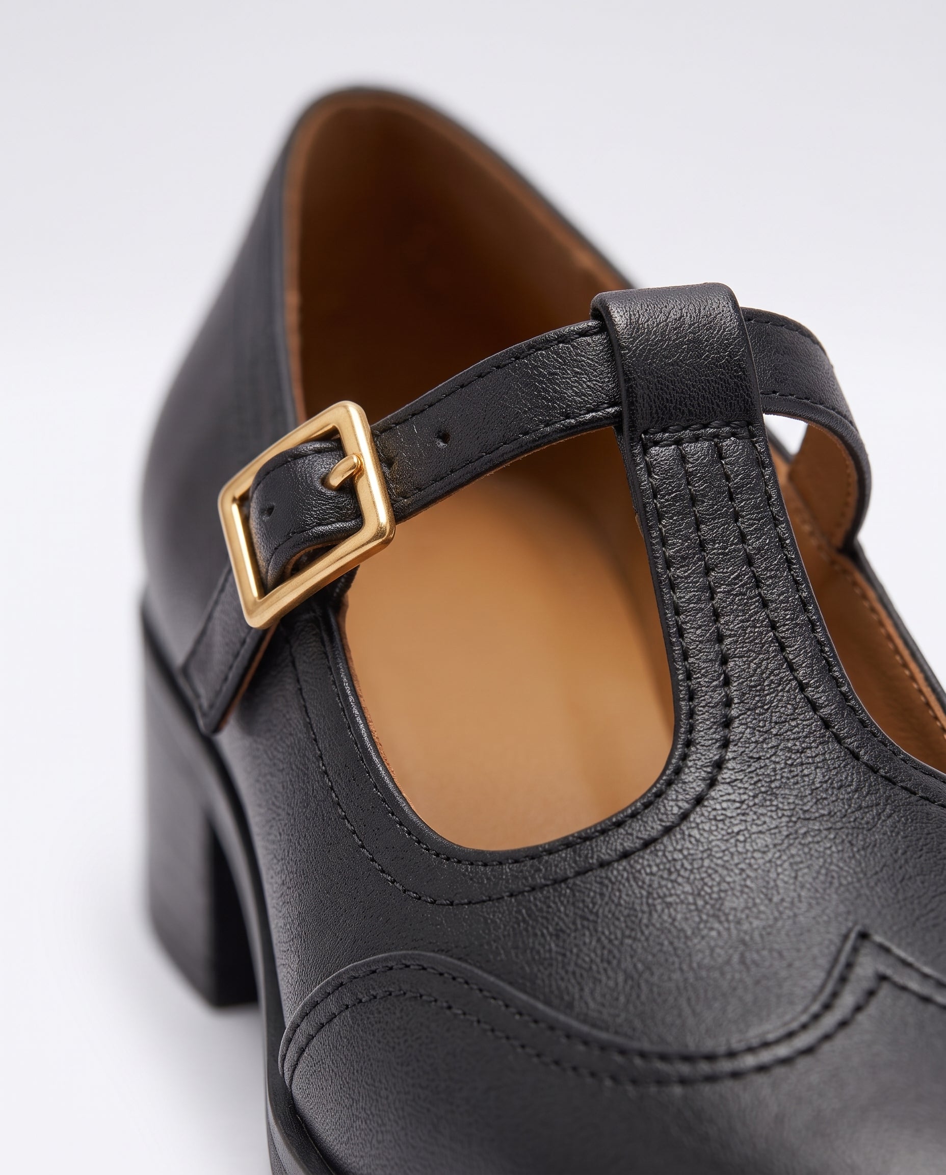 Virginia: zapatos tira en t vintage, color negro, detalle