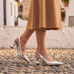 Zaida: salones con tira de cristales, color plateado, puestos en los pies sobre empedrado de Granada