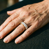 Anillo Triangular Vintage con Piedras en Oro