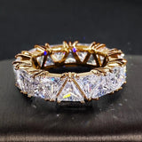 Anillo Triangular Vintage con Piedras en Oro