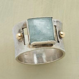 Anillo vintage con piedra de luna verde en forma cuadrada