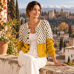 Lola – Cárdigan de Punto de Lunares y Mostaza - lunares mostaza sentada alhambra