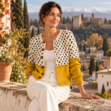 Lola – Cárdigan de Punto de Lunares y Mostaza - lunares mostaza sentada alhambra