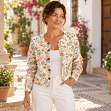 Amelia – Cárdigan de Punto Floral Pastel - retrato en un patio andaluz