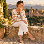 Amelia – Cárdigan de Punto Floral Pastel - sentada frente a la Alhambra