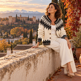 Blanca – Cárdigan de Punto Nórdico Blanco y Negro - jacquard blanco negro sentada muro