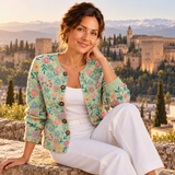Clara – Cárdigan de Punto Verde Menta Floral - sentada frente a la Alhambra