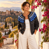 Marta – Cárdigan de Punto Gris con Canesú Azul - gris jacquard azul apoyada muro